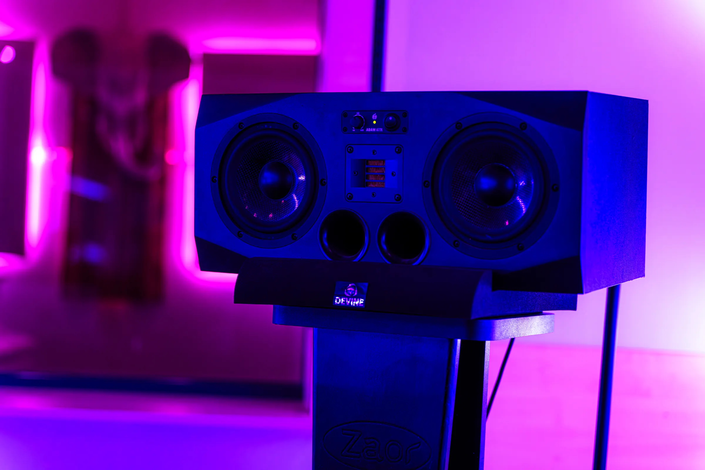 Adam-speaker in Studio 1