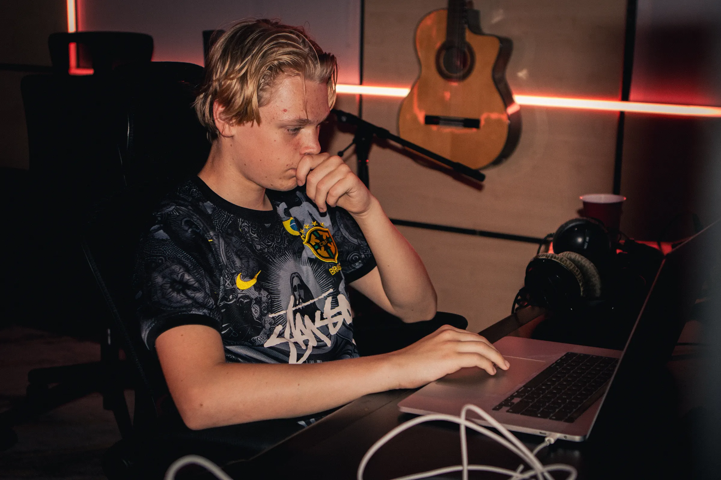 Een producer aan de laptop in de studio