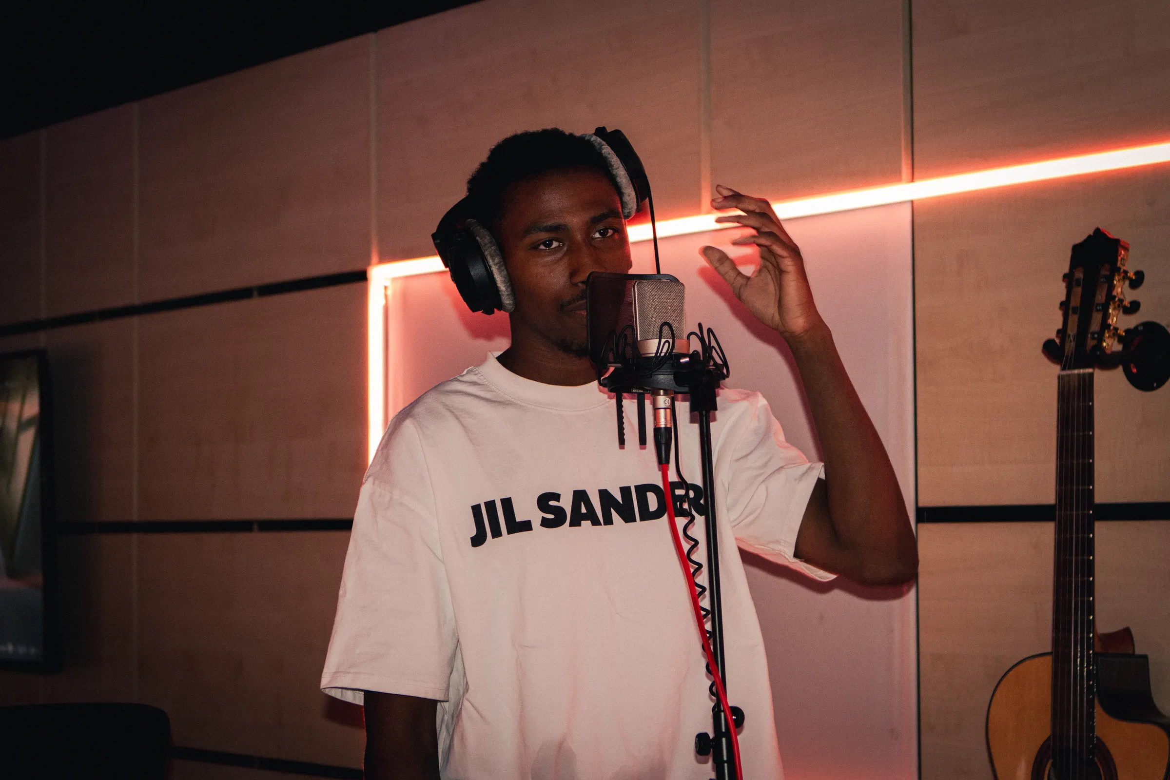 Een zanger aan de microfoon in Studio 1