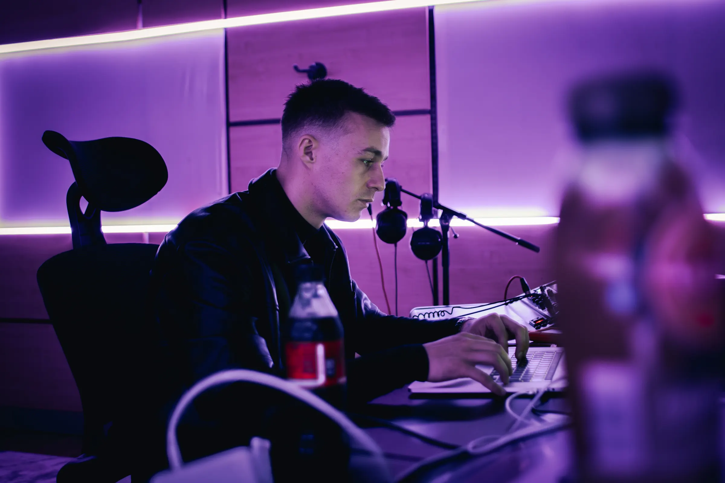 Een producer aan het werk in de studio
