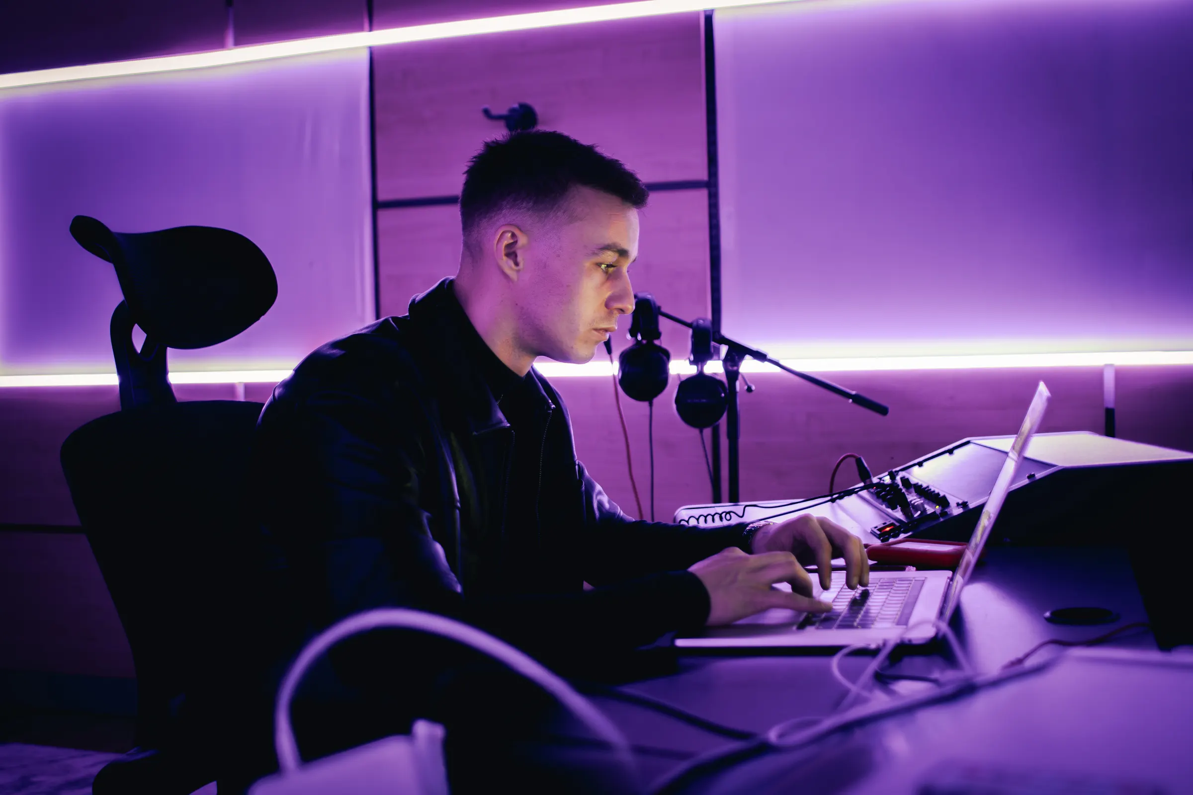 Een producer aan het werk aan de mengtafel
