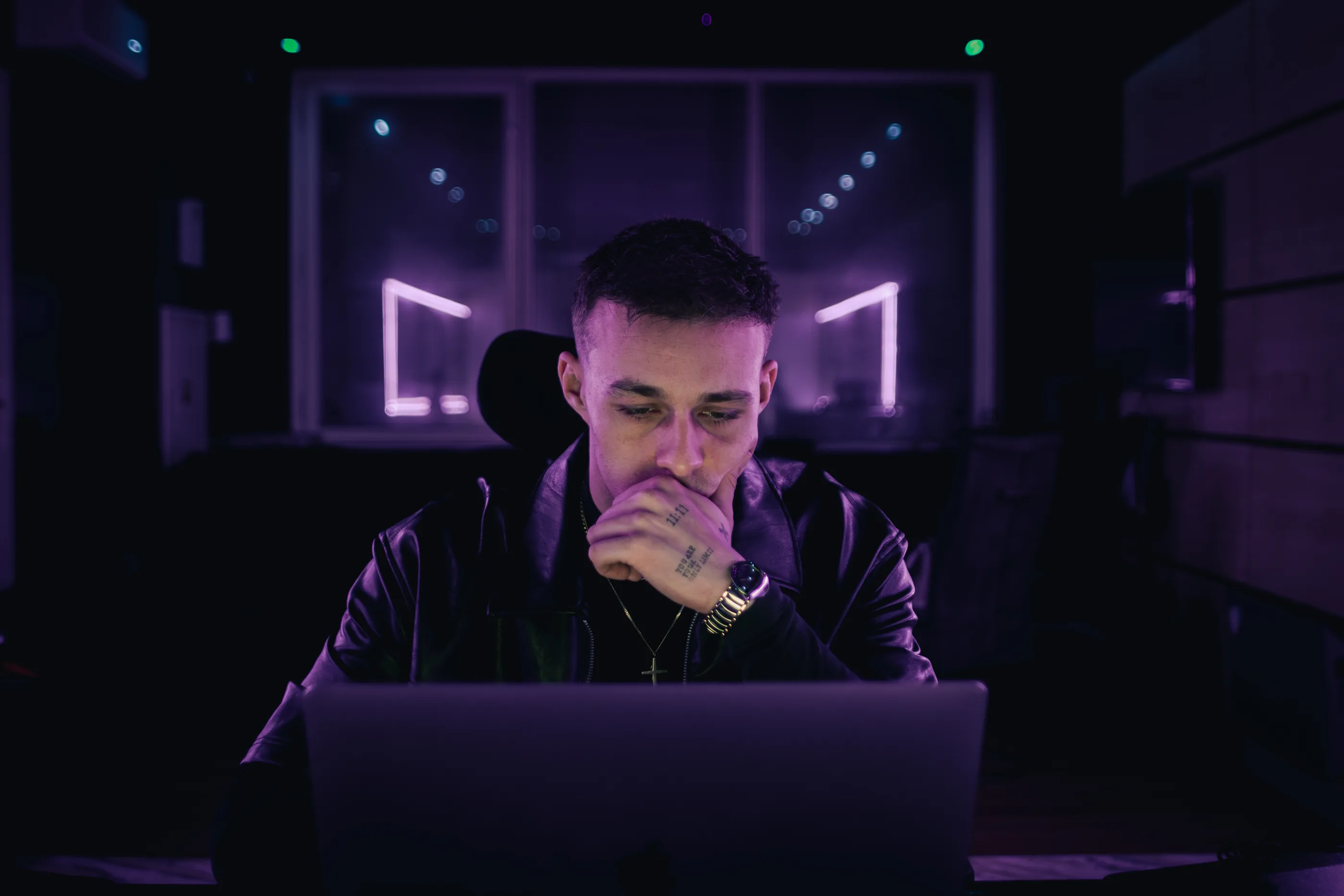 Producer achter de laptop in de studio