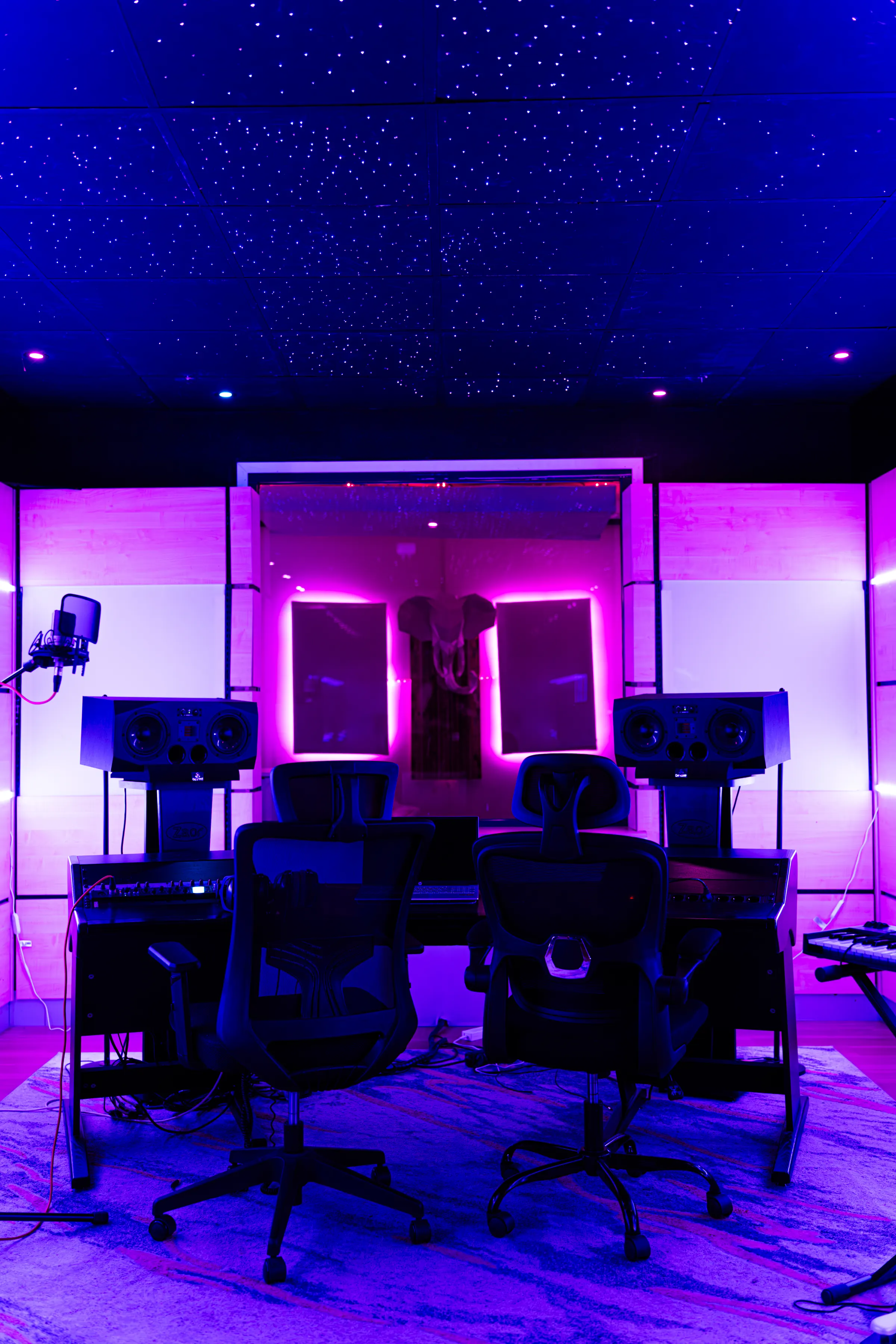Studio 1 van voren: mengtafel, speakers en de opnamecabine achter glas