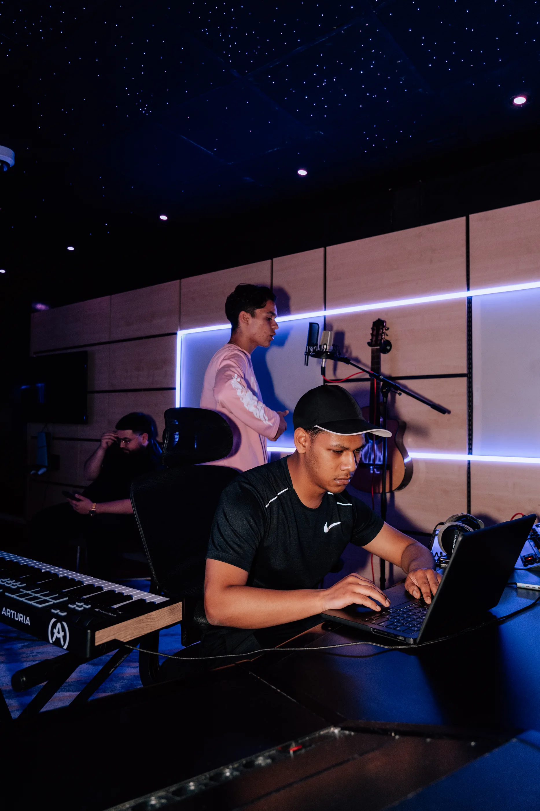 Drie mensen samen aan het werk in Studio 1